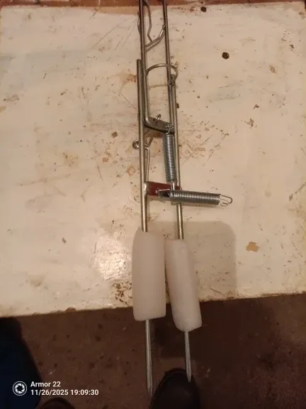 Close-up of the chrome-plated steel automatic rod holder